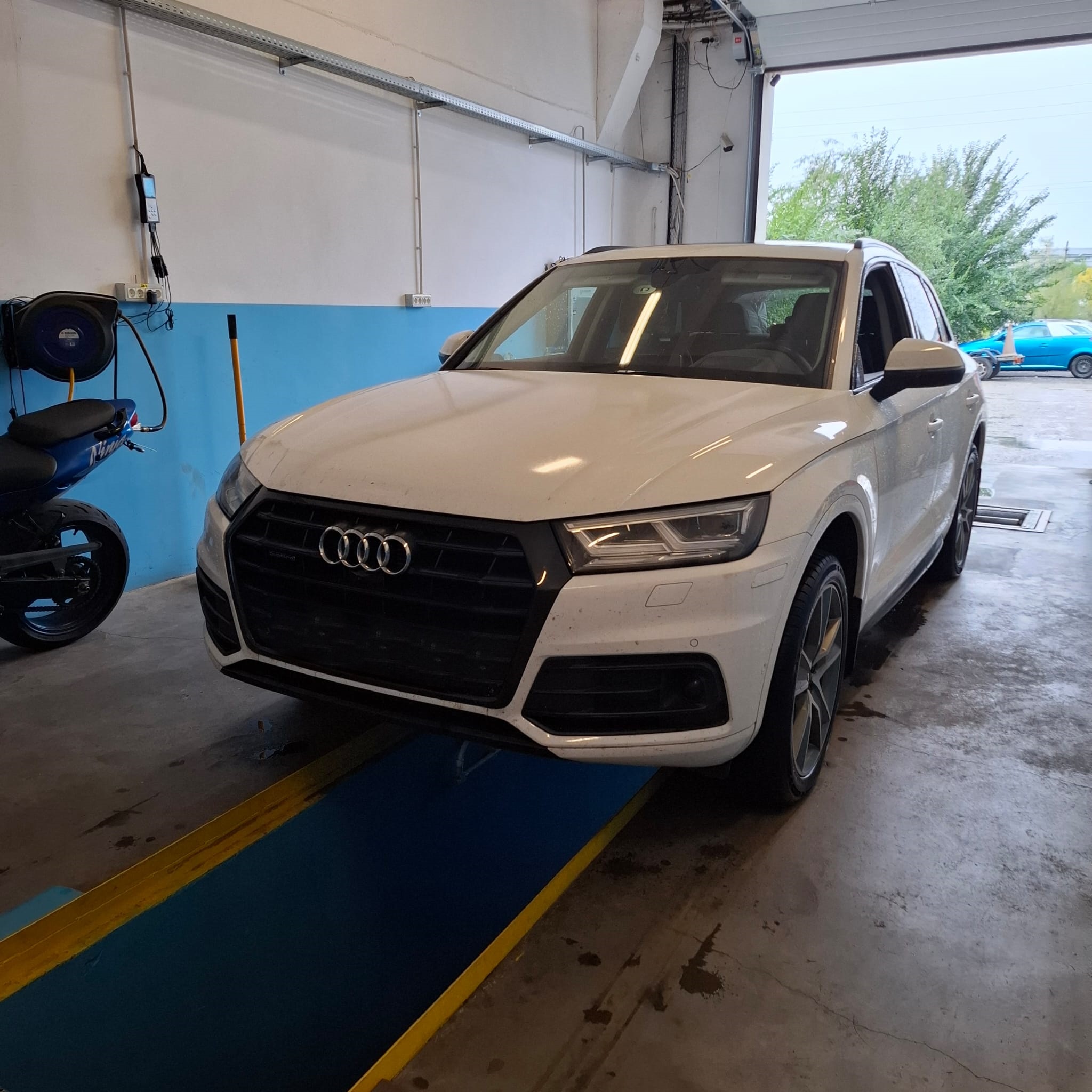 Audi Q5 pe rampa de inspecție