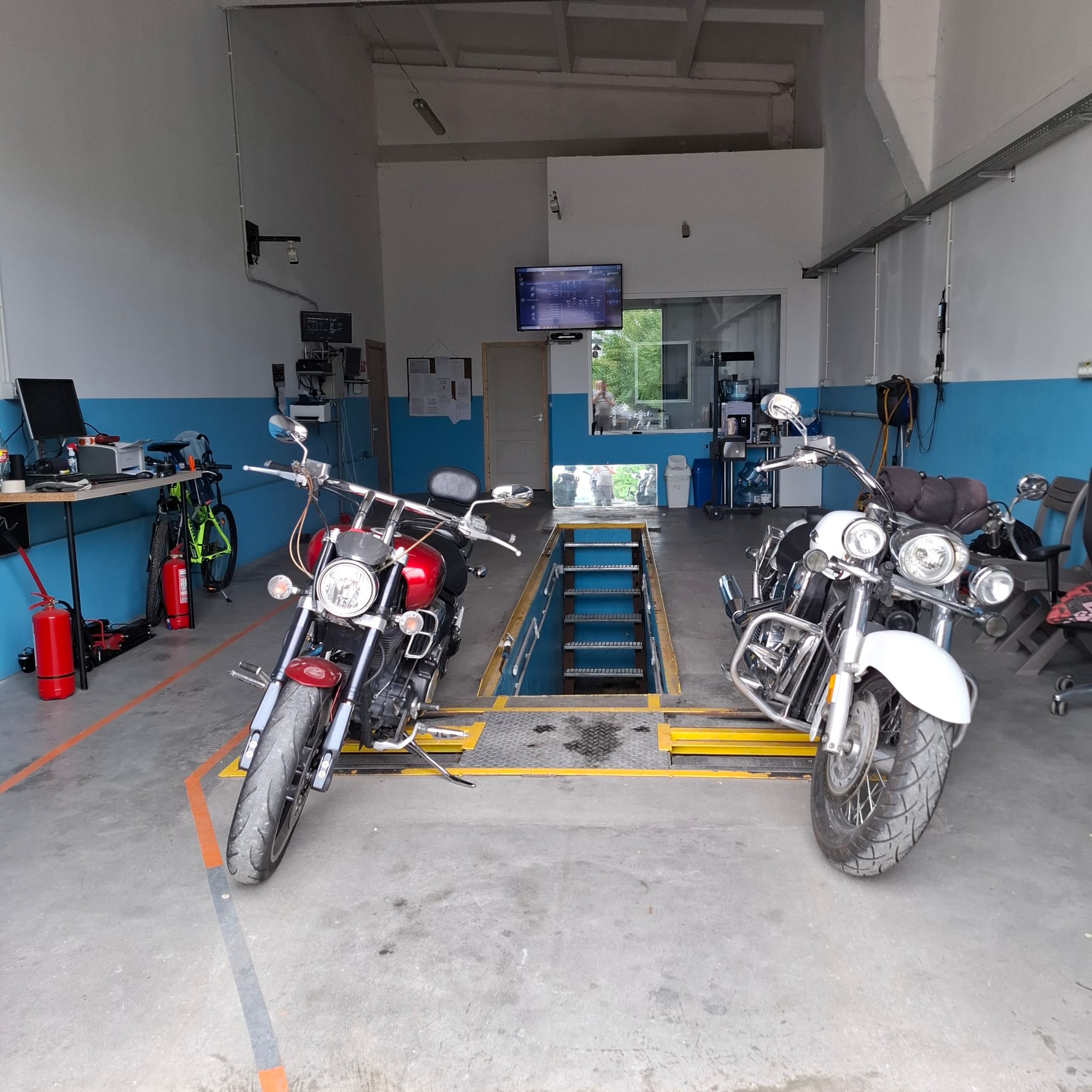 Motociclete pe standul de inspecție