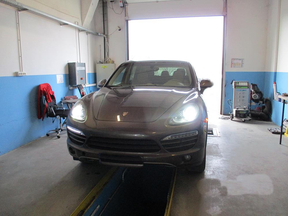 Porsche Cayenne pe rampa de inspecție
